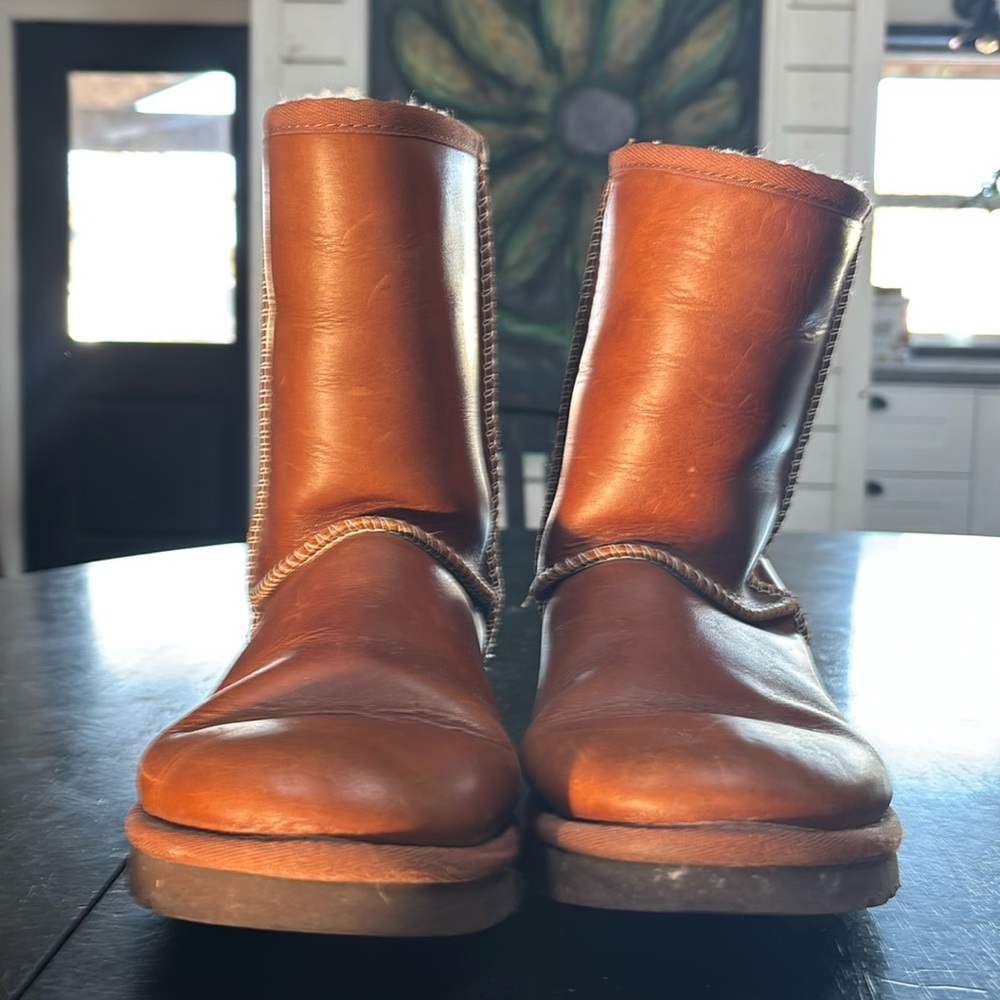 UGG REAL LEATHER BOOTS! RARE FIND! Size 8